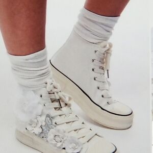 Azalea Wang 3D Floral High Top Sneaker. Ivory, Size 6, NEW w/ box!